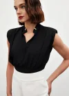 Yaka Aksesuarlı Kolsuz Bluz - SİYAH