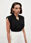 Yaka Aksesuarlı Kolsuz Bluz - SİYAH