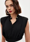 Yaka Aksesuarlı Kolsuz Bluz - SİYAH