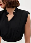 Yaka Aksesuarlı Kolsuz Bluz - SİYAH