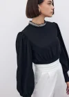 Yaka Aksesuarlı Bluz - SİYAH