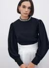 Yaka Aksesuarlı Bluz - SİYAH