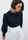 Yaka Aksesuarlı Bluz - SİYAH
