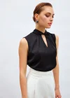 Yaka Detaylı Saten Bluz - Siyah