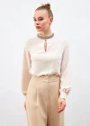 Yaka Aksesuarlı Bluz - Bej