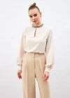 Yaka Aksesuarlı Bluz - Bej