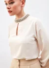 Yaka Aksesuarlı Bluz - Bej