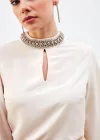 Yaka Aksesuarlı Bluz - Bej
