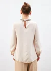 Yaka Aksesuarlı Bluz - Bej
