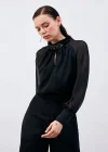 Yaka Aksesuarlı Bluz - Siyah
