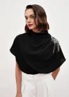 Tek Omuz Aksesuarlı Salaş Bluz - SİYAH