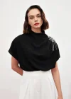 Tek Omuz Aksesuarlı Salaş Bluz - SİYAH