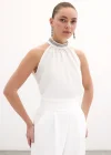 Yaka Aksesuarlı Kolsuz Bluz - Ekru