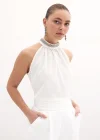 Yaka Aksesuarlı Kolsuz Bluz - Ekru