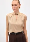 Yaka Detaylı Saten Bluz - Bej