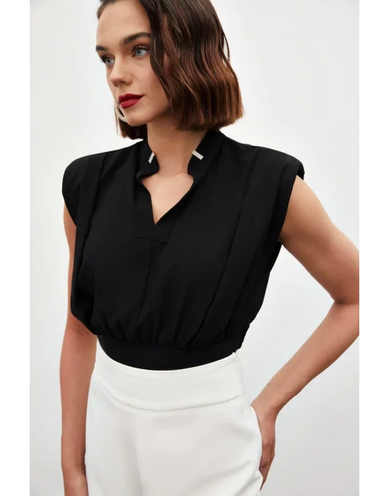 Yaka Aksesuarlı Kolsuz Bluz - SİYAH
