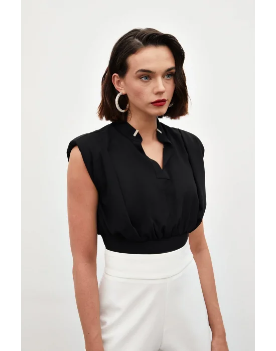 Yaka Aksesuarlı Kolsuz Bluz - SİYAH