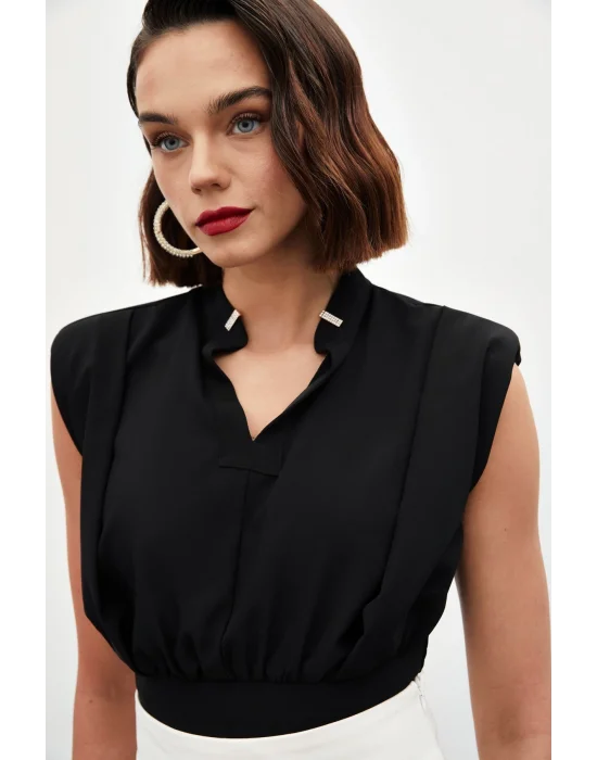 Yaka Aksesuarlı Kolsuz Bluz - SİYAH