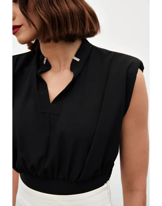 Yaka Aksesuarlı Kolsuz Bluz - SİYAH