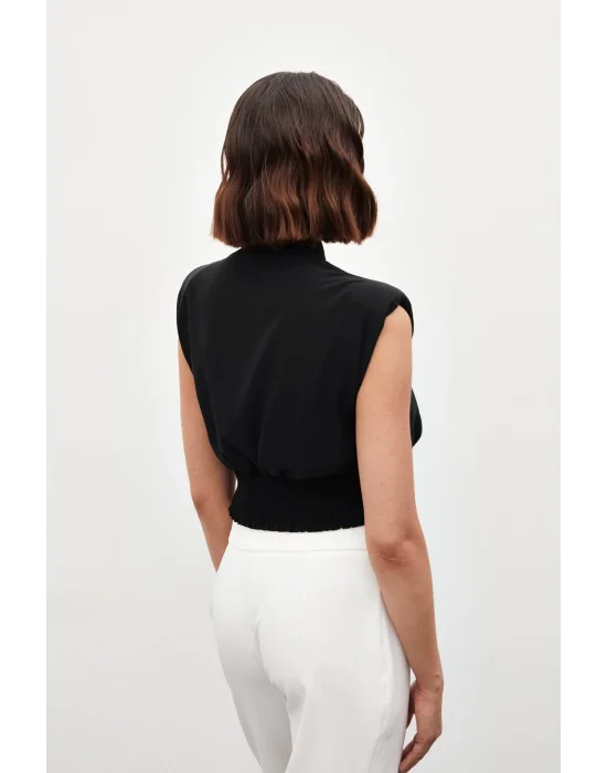 Yaka Aksesuarlı Kolsuz Bluz - SİYAH