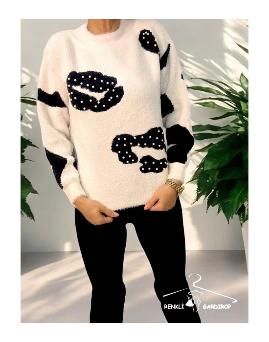 R&G Kadın Tüylü Beyaz  İnci Detaylı  Kazak