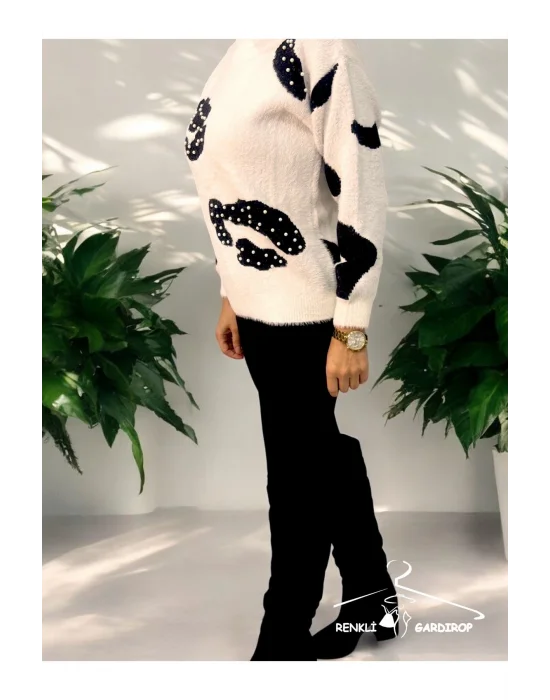 R&G Kadın Tüylü Beyaz  İnci Detaylı  Kazak