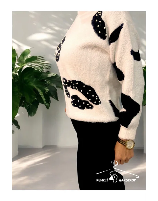 R&G Kadın Tüylü Beyaz  İnci Detaylı  Kazak