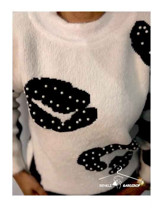 R&G Kadın Tüylü Beyaz  İnci Detaylı  Kazak