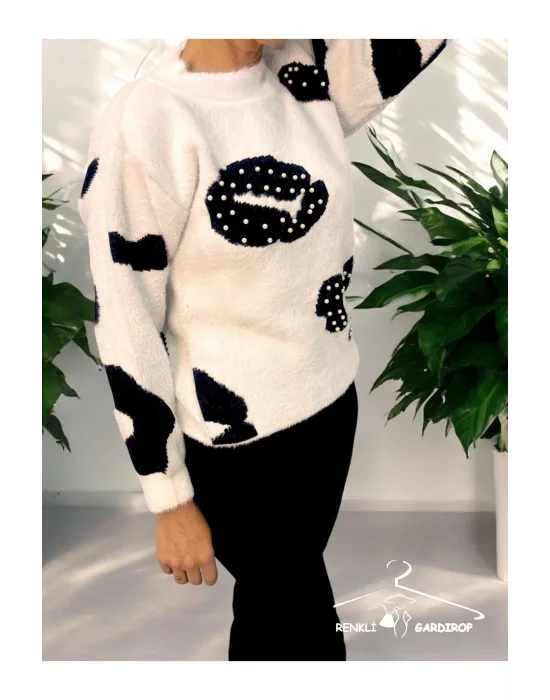 R&G Kadın Tüylü Beyaz  İnci Detaylı  Kazak