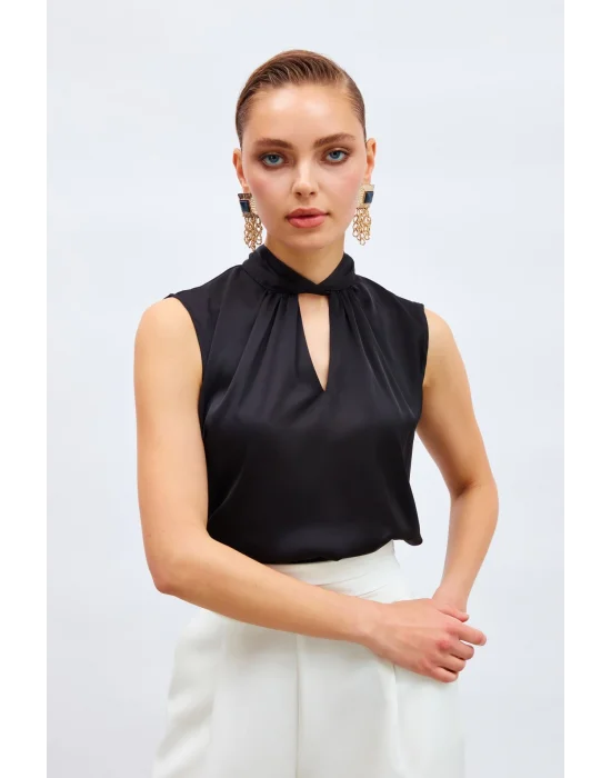 Yaka Detaylı Saten Bluz - Siyah