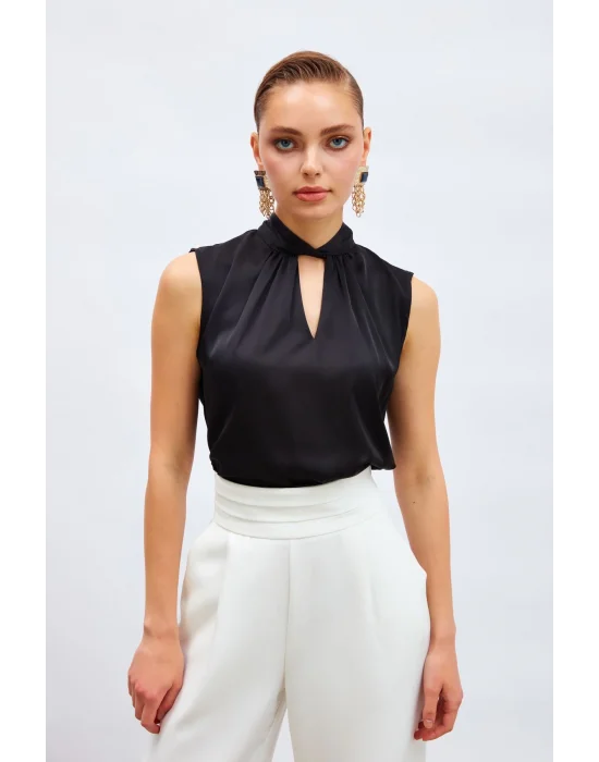 Yaka Detaylı Saten Bluz - Siyah
