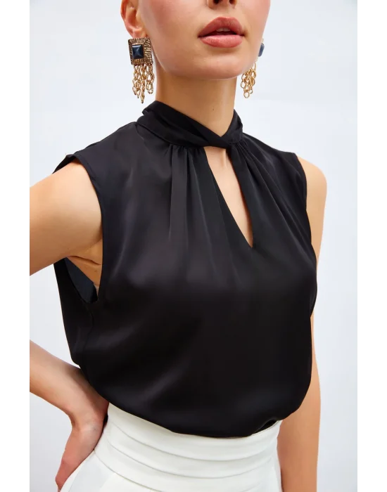 Yaka Detaylı Saten Bluz - Siyah