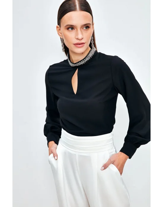 Yaka Aksesuarlı Bluz - SİYAH