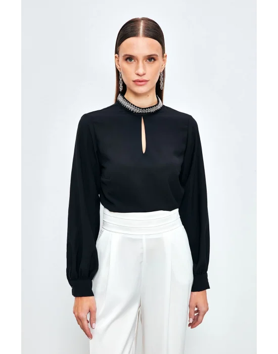 Yaka Aksesuarlı Bluz - SİYAH