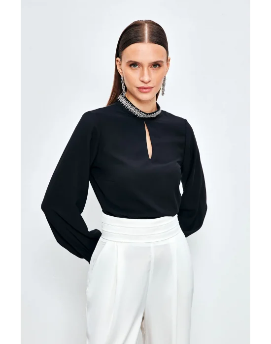 Yaka Aksesuarlı Bluz - SİYAH