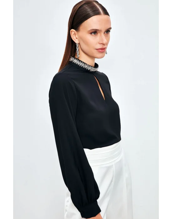 Yaka Aksesuarlı Bluz - SİYAH
