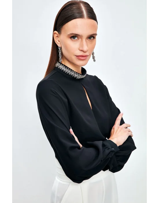 Yaka Aksesuarlı Bluz - SİYAH