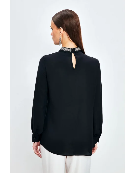 Yaka Aksesuarlı Bluz - SİYAH