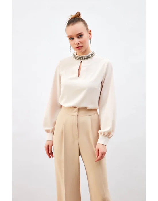 Yaka Aksesuarlı Bluz - Bej