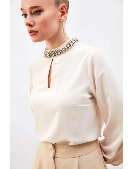 Yaka Aksesuarlı Bluz - Bej