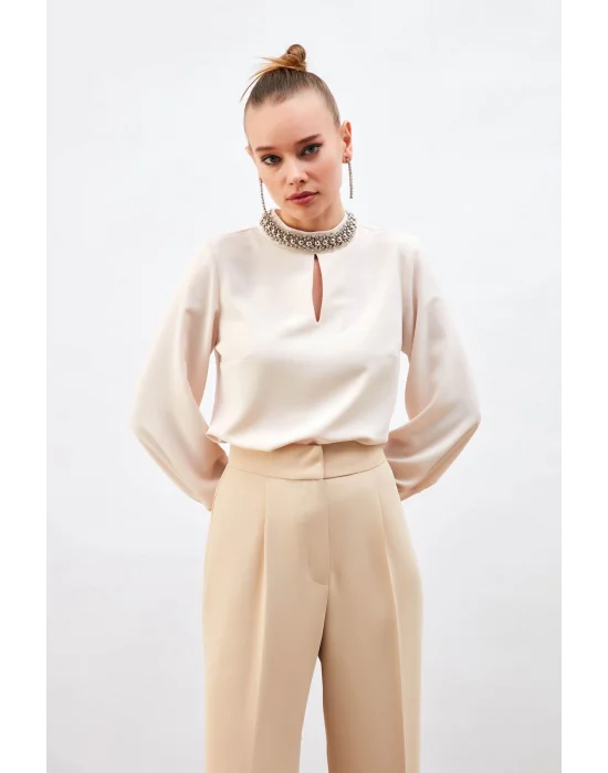 Yaka Aksesuarlı Bluz - Bej