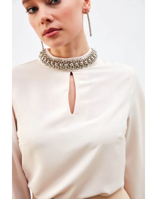 Yaka Aksesuarlı Bluz - Bej