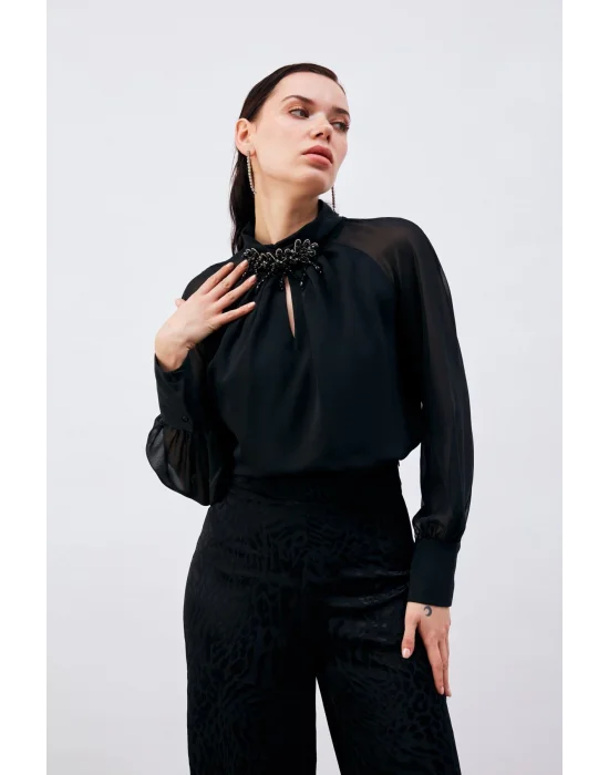 Yaka Aksesuarlı Bluz - Siyah