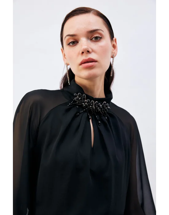 Yaka Aksesuarlı Bluz - Siyah