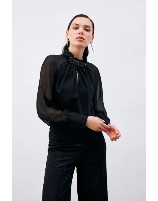 Yaka Aksesuarlı Bluz - Siyah