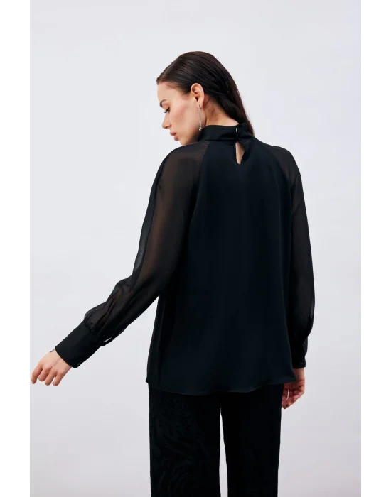 Yaka Aksesuarlı Bluz - Siyah