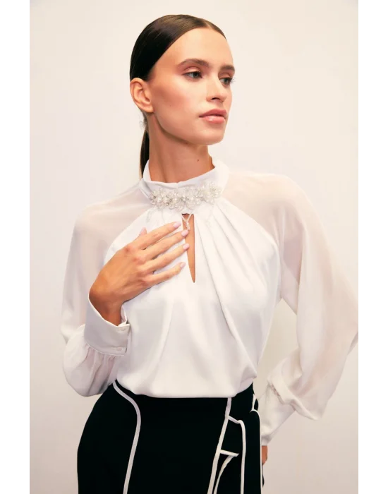 Yaka Aksesuarlı Bluz - Ekru