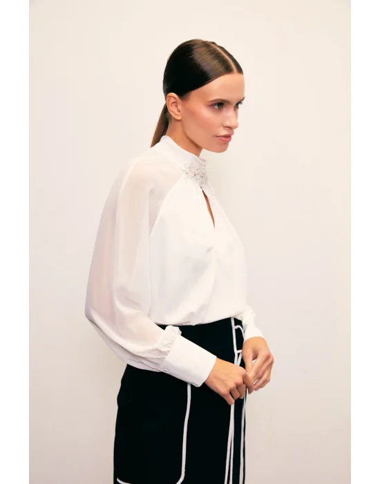 Yaka Aksesuarlı Bluz - Ekru