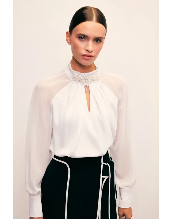 Yaka Aksesuarlı Bluz - Ekru