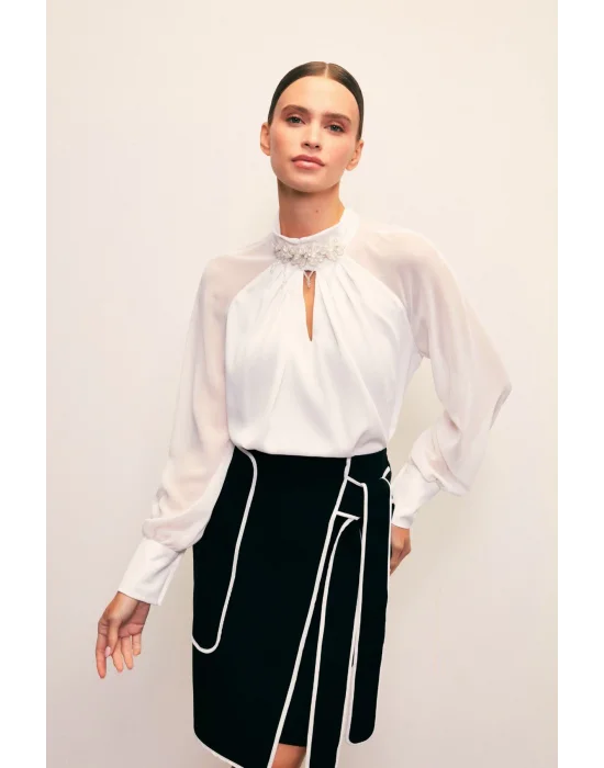 Yaka Aksesuarlı Bluz - Ekru